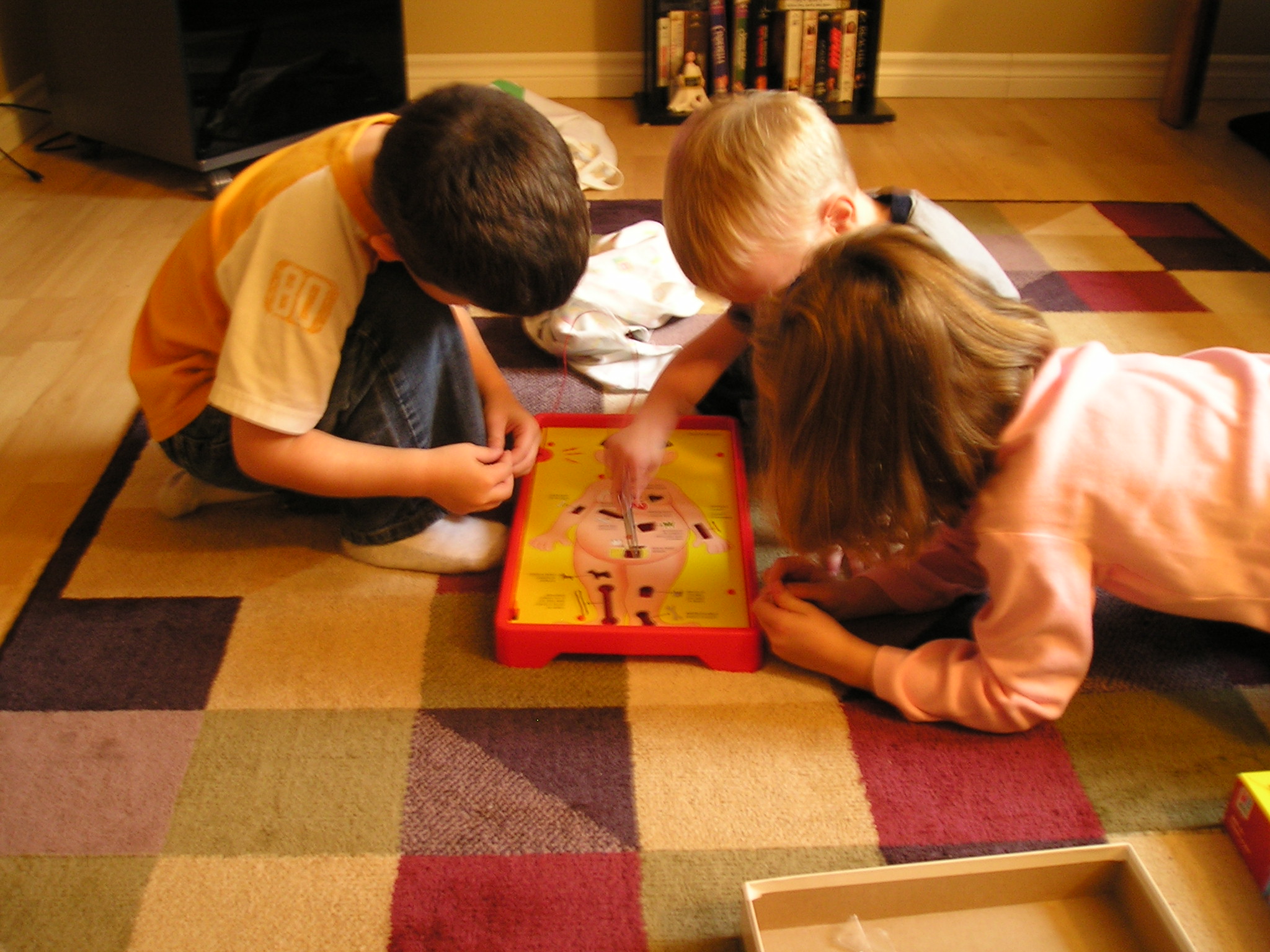 Какие игры можно поиграть дома втроем. Интересные игры для детей. Современные игры для детей. Креативные игры для детей. Домашние игры для детей.